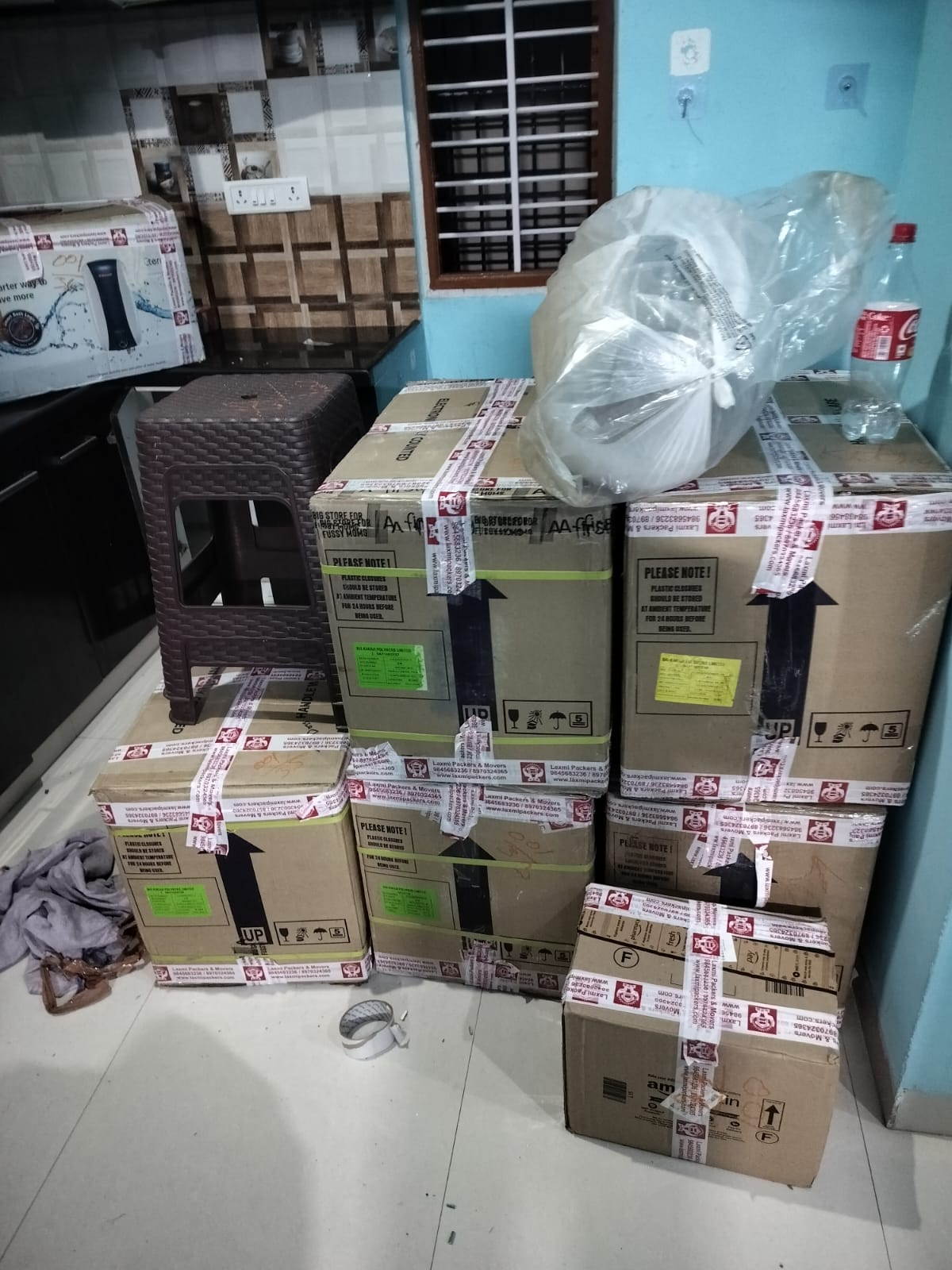 Packers and movers Bangalore to Vapi truck transporting household goods safely