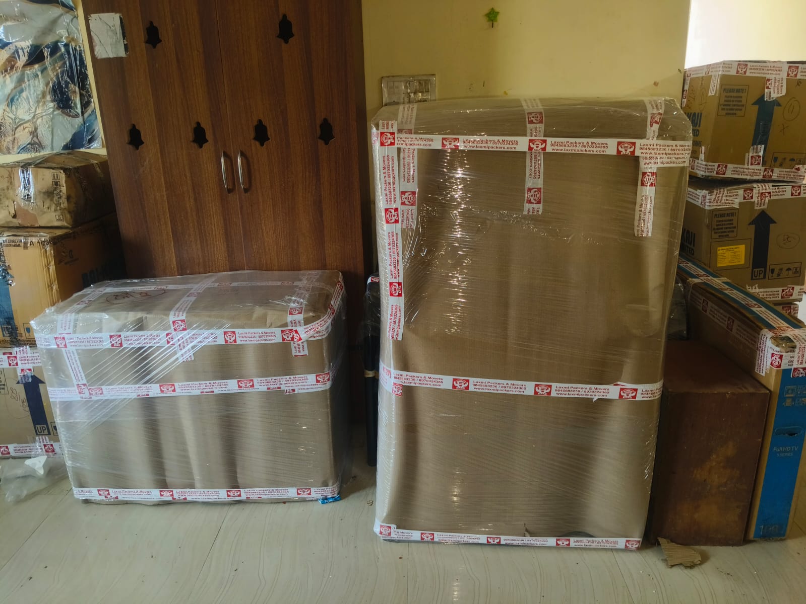 Packers and movers in HSR Layout Sector 1 Bangalore packing and loading household goods safely