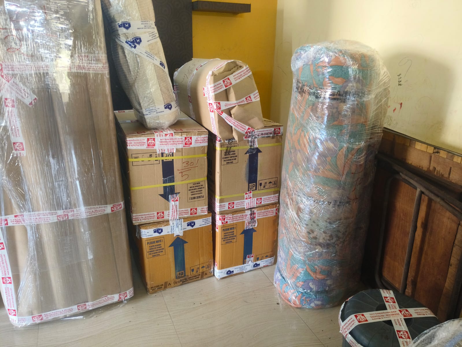 Packers and movers in Hosur Road Bangalore packing and loading household goods safely