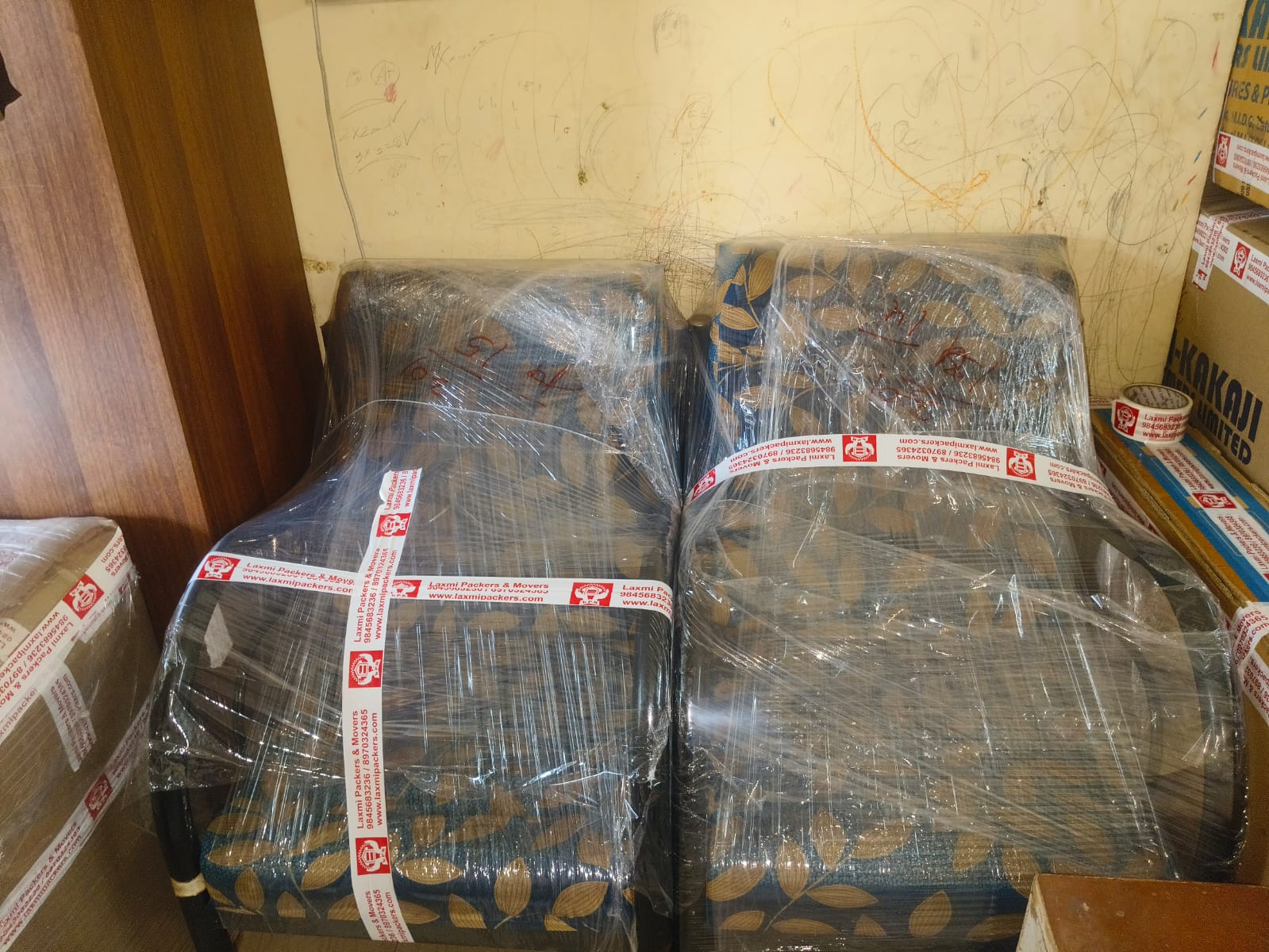 Packers and movers in HSR Layout Bangalore packing and loading household goods safely